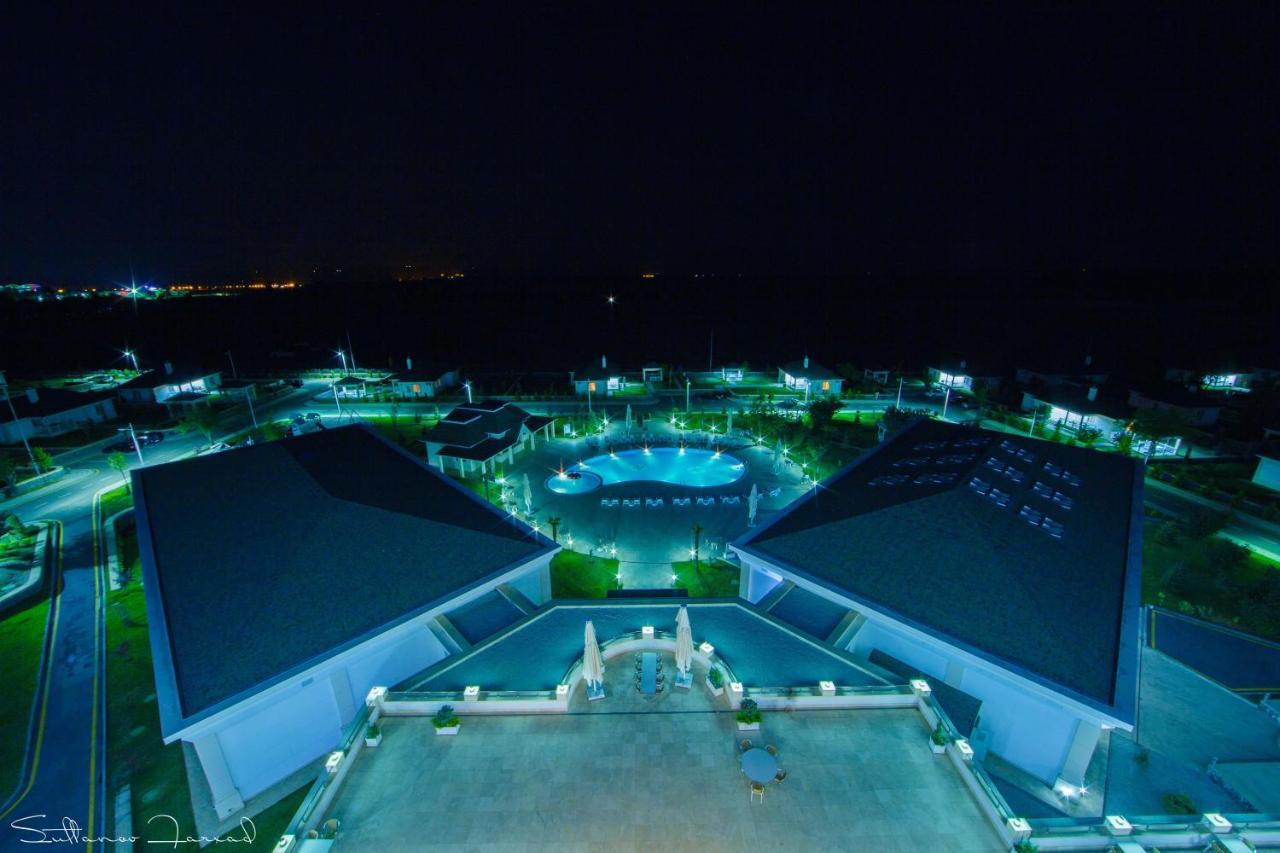 Gabala Garden Hotel Exterior foto The pyramids at night