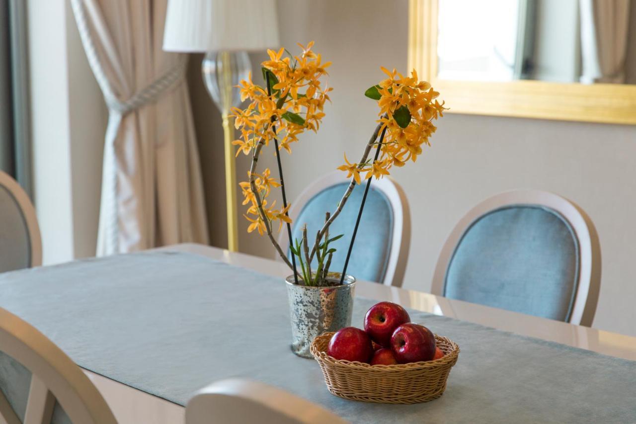Gabala Garden Hotel Exterior foto A dining room table with a flower arrangement and fruit